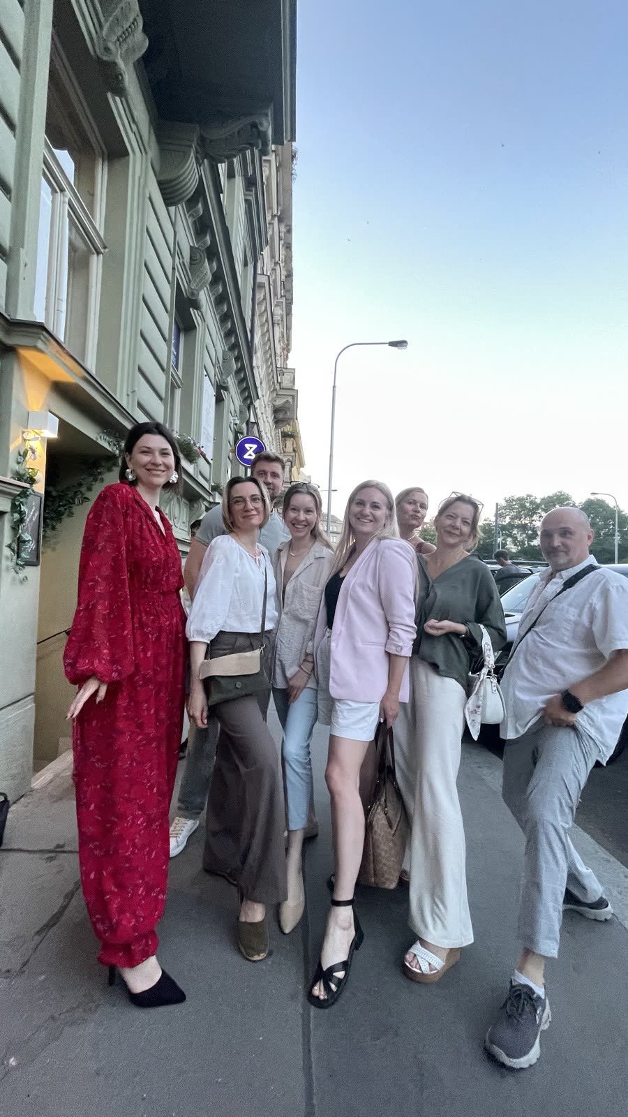 Общее фото участников у входа на площадку, Прага